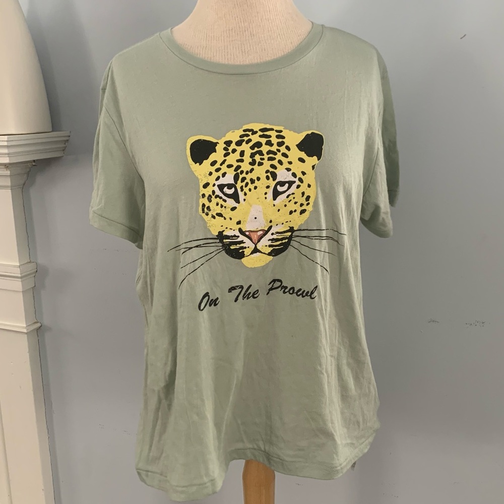 WILDFOX On the Prowl leopard tee shirt in olive green w/ yellow & white cotton